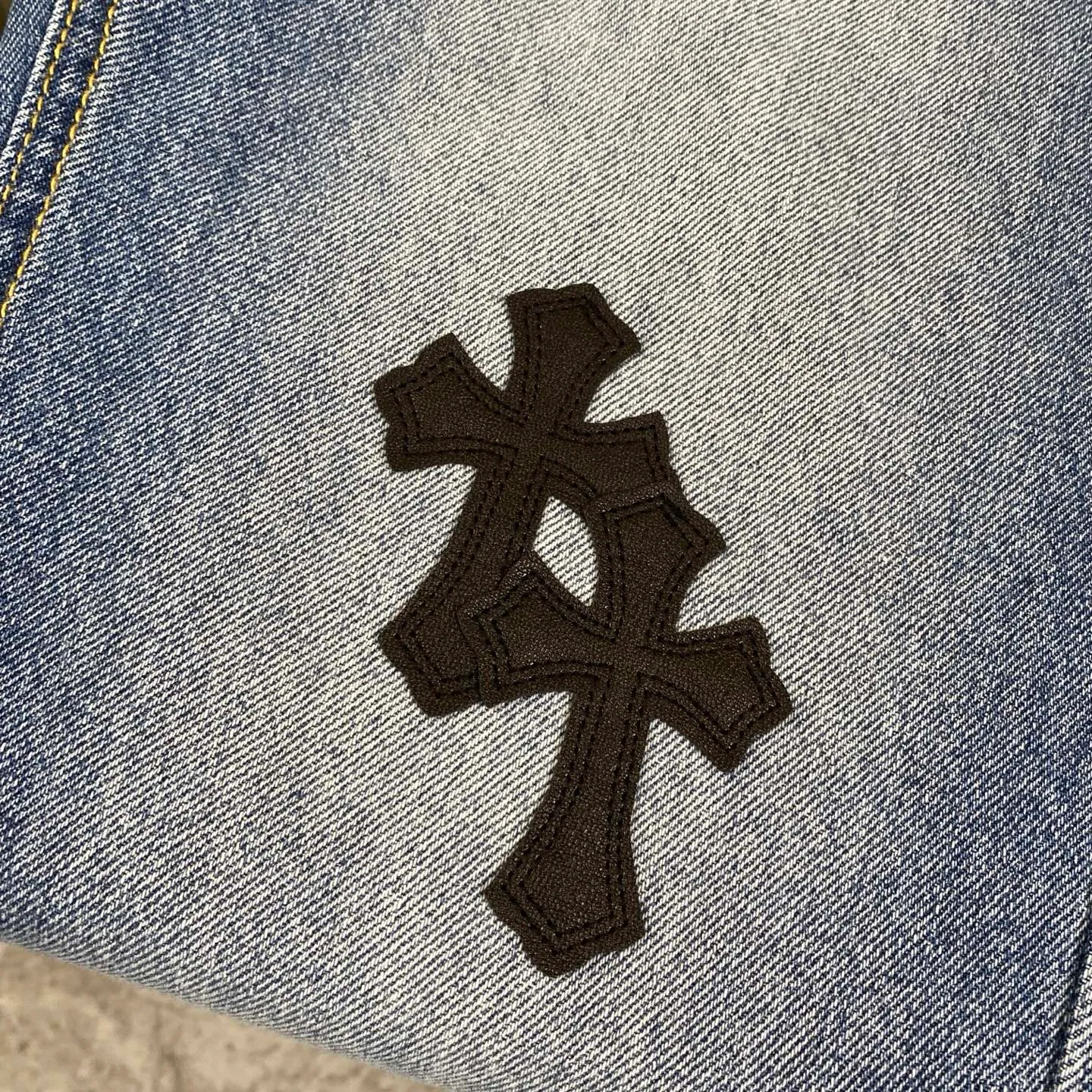 🅿️280 Chroe Hets CH black leather graffiti jeans, priced at 4W level, leather cross pattern graffiti embellishment, high-waisted washed jeans! ! Absolutely high-end luxury products, 1.9W-level god-level single products, super popular products, made with top-notch heavy industry, a magic weapon that cannot be missed. This is an extremely luxurious fashion brand that can also be called the nobles of the high street. It has always been an exclusive brand for some hipsters or the rich second generation. Compared with ordinary high streets, it is more luxurious and noble. Compared with luxury brands, it has a more fashionable personality and has always been a brand I have a special liking for. A6632 [Top heavy industry fashionable design] Consistently high-street luxury style creation. Speaking of this style, the Zangyin family and GU family are definitely the leading representative brands. Especially the Zangyin family has really achieved a state-of-the-art effect in creating high-street style. The color system of this model is made of unique washed materials. It is already quite eye-catching. It is decorated with pink patchwork cross flowers, which cleverly highlights the charm of the brand. Secondly, this model uses classic The classic high-waist cutting design highlights the long legs and the fashionable temperament of the upper body. The brand is highly recognizable and the slim fit configuration is more suitable for daily wear. This product is a product that interprets personality, fashion, and specifications at a glance. This single product is enough to make any fan excited. It can be a white T-shirt for youthful preppy style, or a tight sling for royal lady style. It has strong matching ability and can be easily controlled by men.  [Material and craftsmanship] Needless to say, this point goes without saying. As an excellent craftsman brand, Zangyin has really perfect requirements for details and craftsmanship. The washed color of this model has gone through so many processes, not to mention the embellishment of the denim appliqués. It is also purely handmade and sewn. Just like what they believe in, only handmade things have soul and have the meaning of wear. A top-notch heavy-duty fashionable denim item, I look forward to your perfect interpretation! ! 28-34 corresponds to S-XL